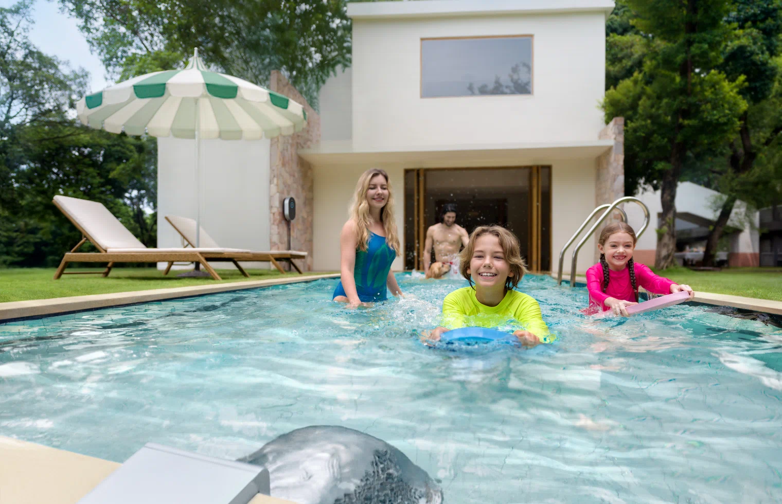 Die Familie genießt endloses Schwimmen und Spielen mit der iGarden Swim Jet P-Serie