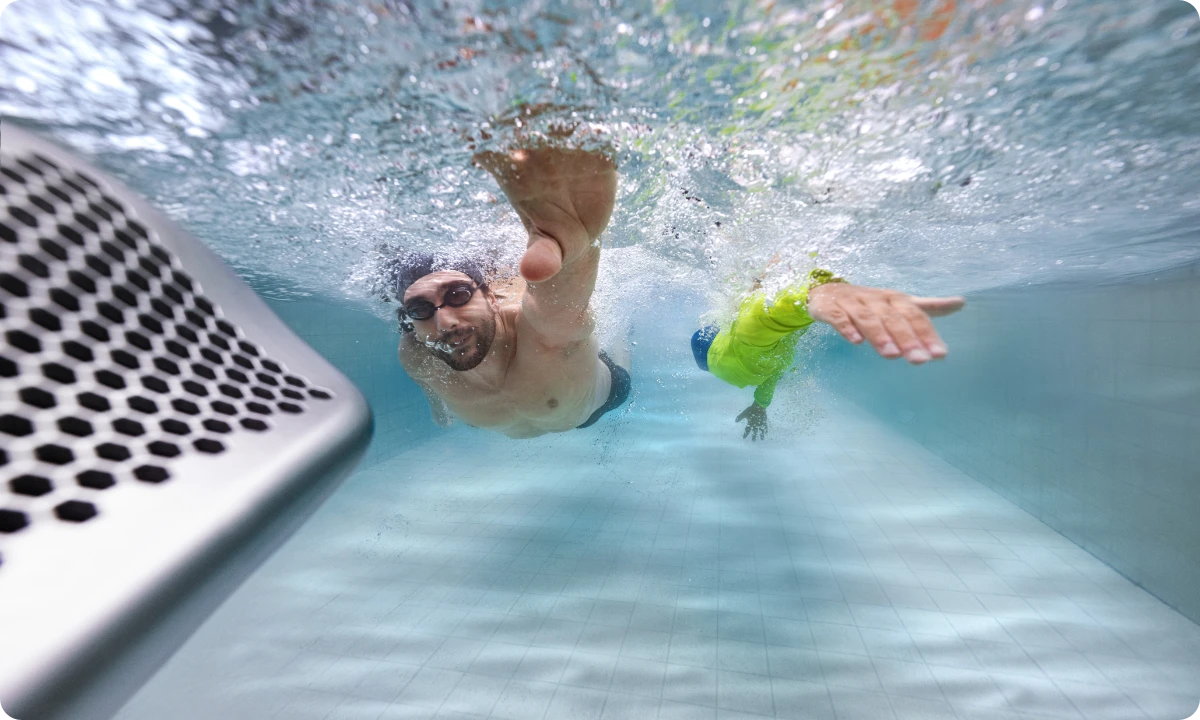 Schwimmer, die mit der iGarden Swim Jet P-Serie ein hochintensives Freestyle-Schwimm-Widerstandstraining absolvieren