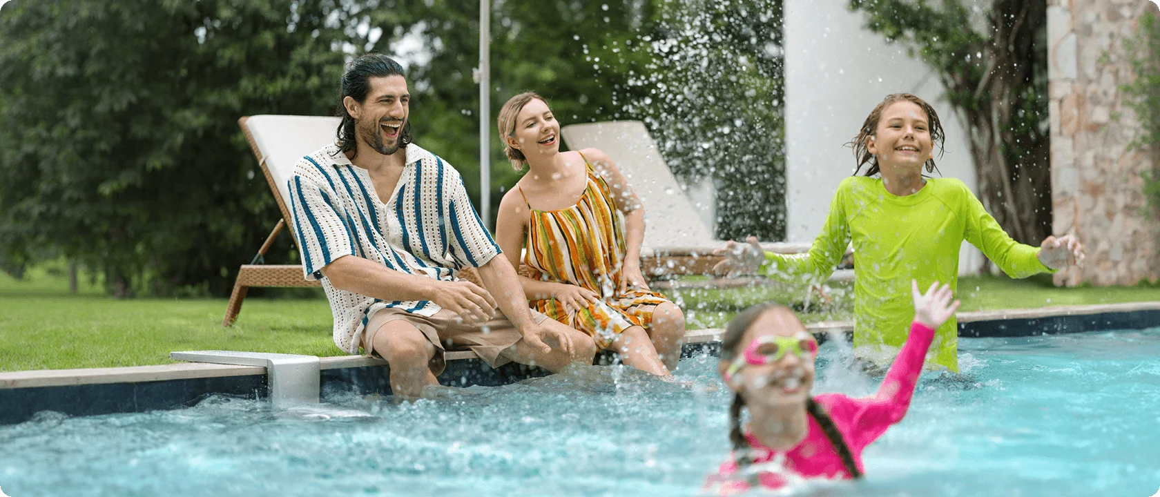 Familie entspannt sich sicher im Pool, angetrieben durch die 24-Volt-Niederspannungs-iGarden Swim Jet P-Serie