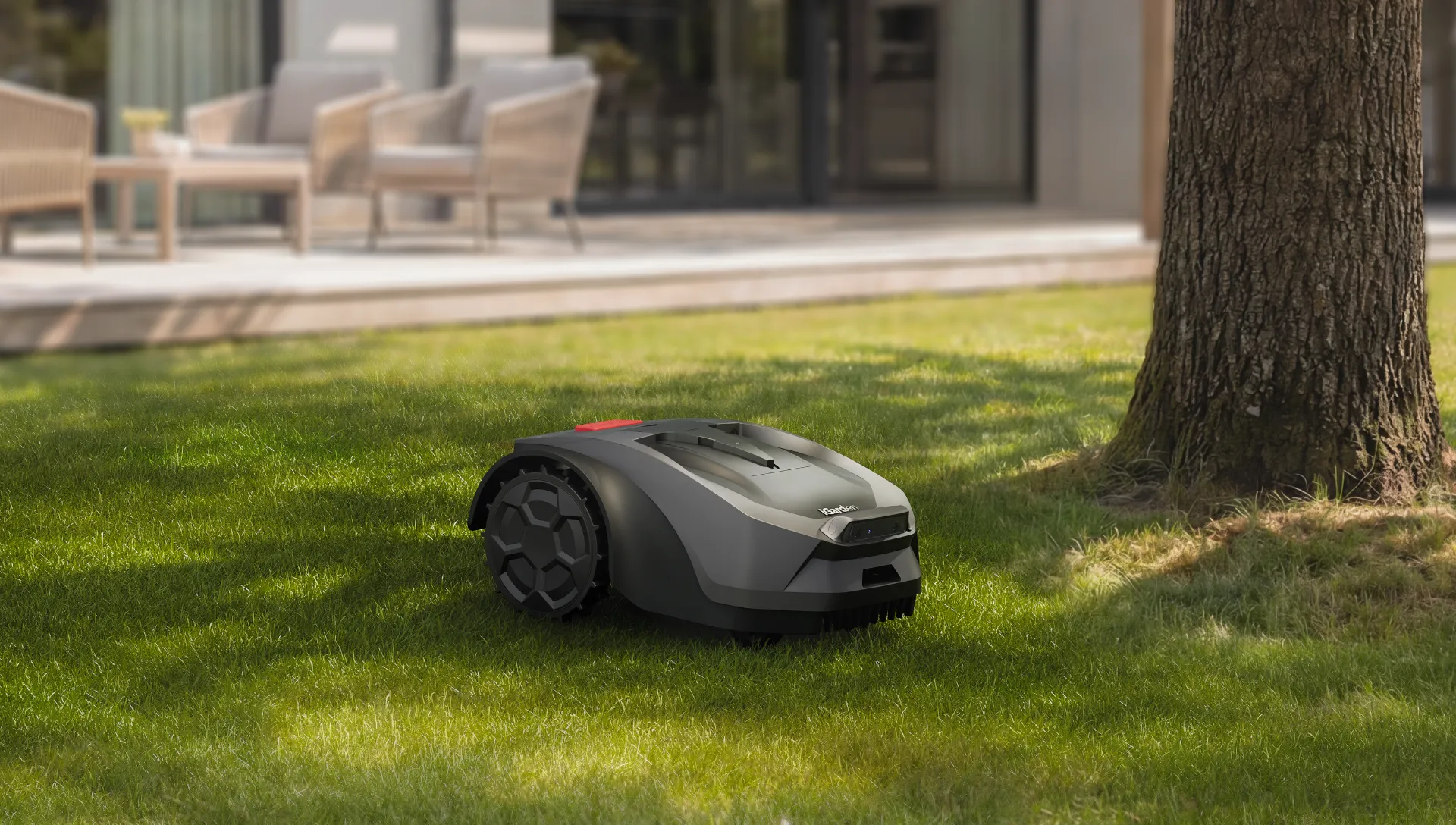 Rasenmäher der iGarden R-Serie mäht im Schatten auf der Strecke